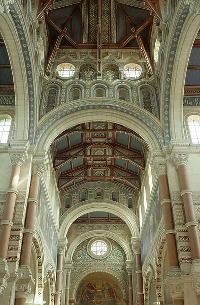 Basilica (Basilique Notre-Dame de Brebieres). Architects Edmond Duthoit and Louis Duthoit. Interior. 1885 - 1897. Neo-Byzantine. The nave (photo)