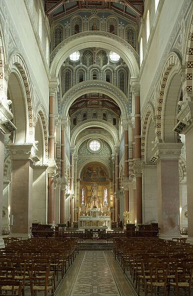 Basilica (Basilique Notre-Dame de Brebieres). Architects Edmond Duthoit and Louis Duthoit. Interior. 1885 - 1897. Neo-Byzantine. The nave (photo)