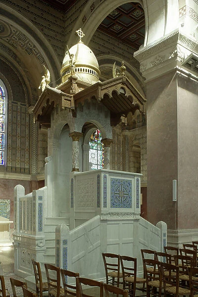 Basilica (Basilique Notre-Dame de Brebieres). Architects Edmond Duthoit and Louis Duthoit. Interior. 1885 - 1897. Neo-Byzantine. The pulpit (photo)