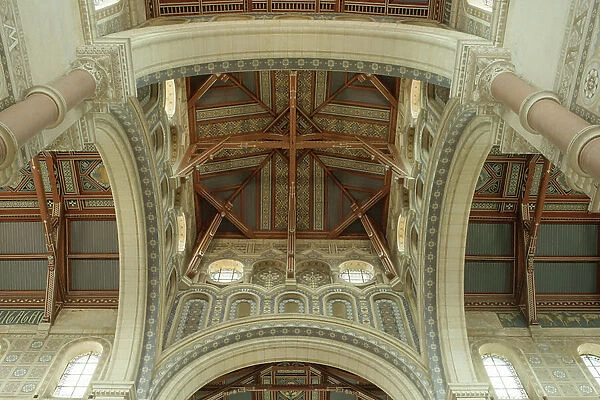 Basilica (Basilique Notre-Dame de Brebieres). Architects Edmond Duthoit and Louis Duthoit. Interior. 1885 - 1897. Neo-Byzantine. The dome over the crossing (photo)