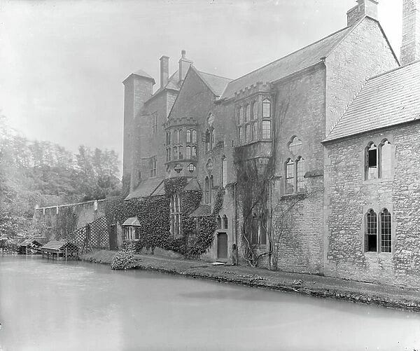 Bishop's Palace, Wells Cathedral (b / w photo)