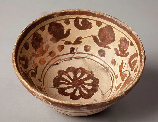 A bowl. Porcelain with metallic polychrome. First half 17th century. Museum inventory no: 1731