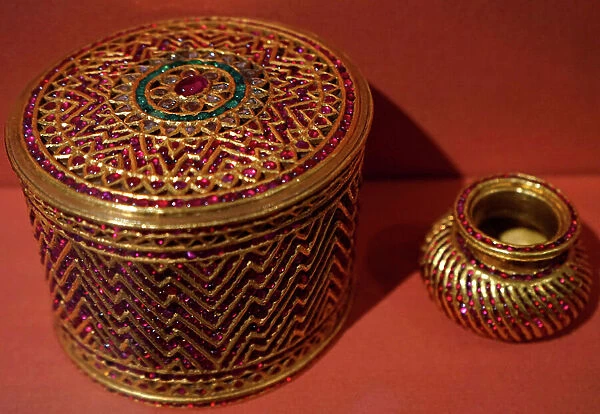 Box made during the Konbaung period (gold, diamonds, emeralds and rubies)