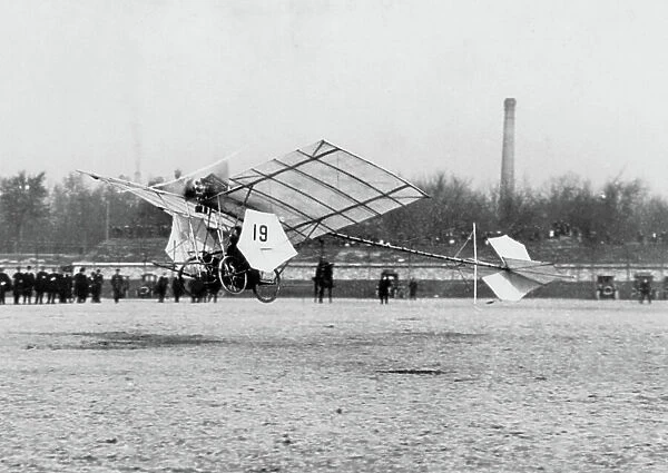 Brazilian pilot Alberto Santos-Dumont (1873-1932) and his plane 'Demoiselle' in Issy les Moulineaux september 1907