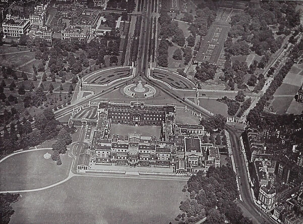 Buckingham Palace: Aerial View (b / w photo)