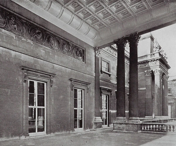 Buckingham Palace: Upper Storey of Portico in the Courtyard (b / w photo)