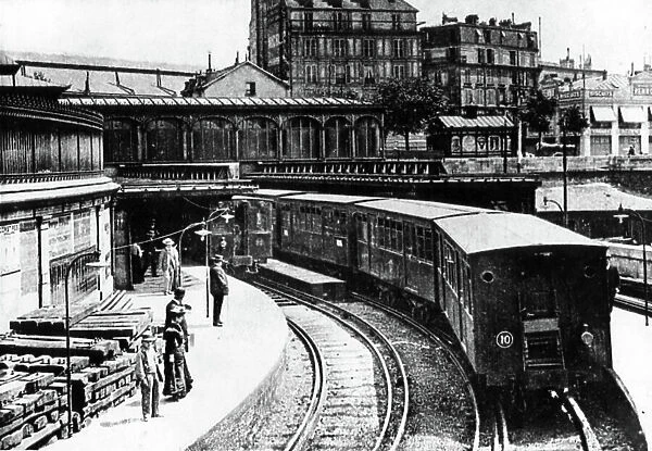 Building of the subway in Paris : here a metro train at the Bastille stop in 1900 (photo)