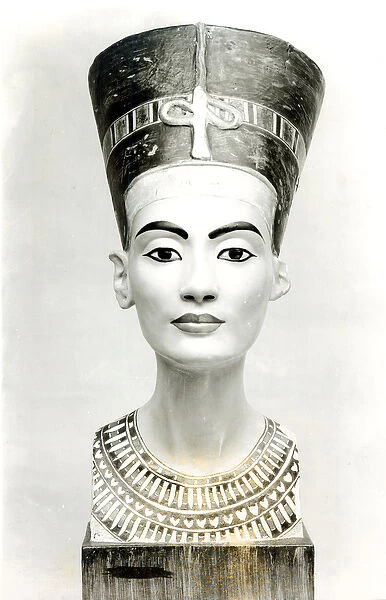 Bust of Queen Nefertiti, front view, copy of bust in the Aegyptisches Museum, SMPK