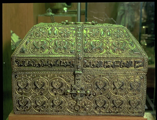 Casket bearing the name of the Umayyad Caliph Hisham II (976-1013) (gilded silver)