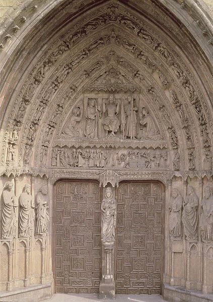 Central portal of the west facade (photo)