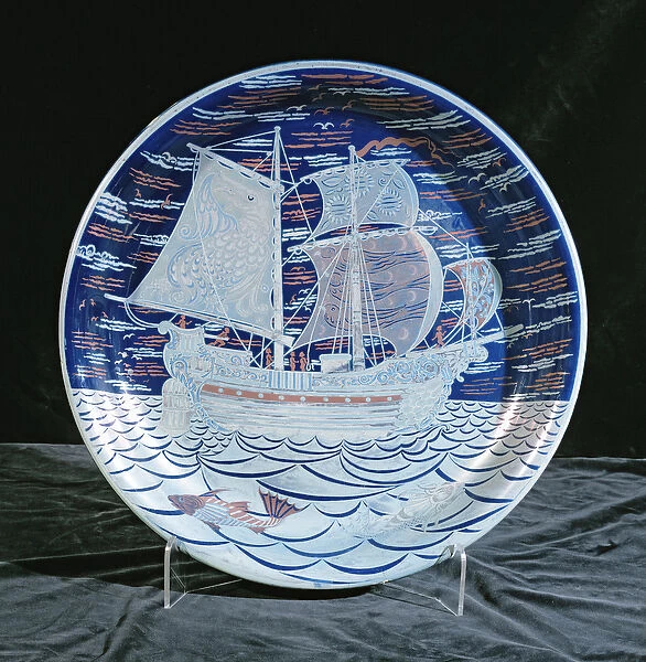 Charger with silver lustre with a galleon sailing on a silver lustre sea (ceramic)