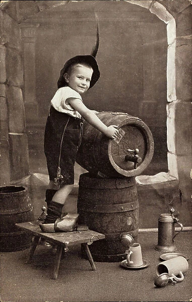 Child in Bavarian costume, pants, beer keg (b / w photo)