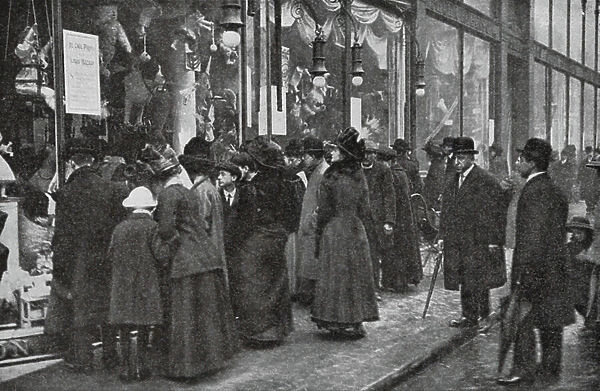 Christmas shoppers on Oxford Street, London, 1911 (b / w photo)