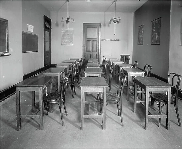 Classroom, Washington School for Secretaries, Washington DC, 1920 (b / w photo)