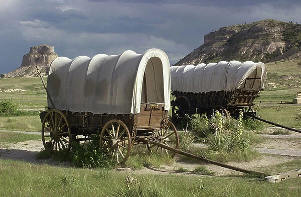 Two conestoga carts or carts in Scotts Bluff National Monument (Nebraska), on the Oregon Trail, a traditional trail used by American pioneers to cross the Rockies. Photography