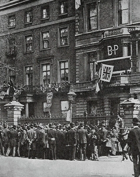 Crowds celebrating the Relief of Mafeking, London, 1900 (b / w photo)