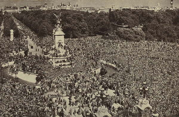 Crowds outside Buckingham Palace clamouring for an appearance by the King on VJ Day, London, 15 August 1945 (b  /  w photo)
