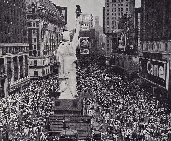 Crowds on Times Square, New York City celebrating the surrender of Japan to end World War II, August 1945 (b  /  w photo)
