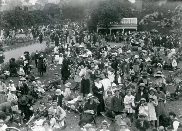 Crowds of visitors at London Zoo, August bank holiday, 1922 (b  /  w photo)