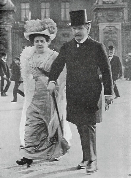 David Lloyd George and his wife leaving Buckingham Palace, 1911 (b / w photo)