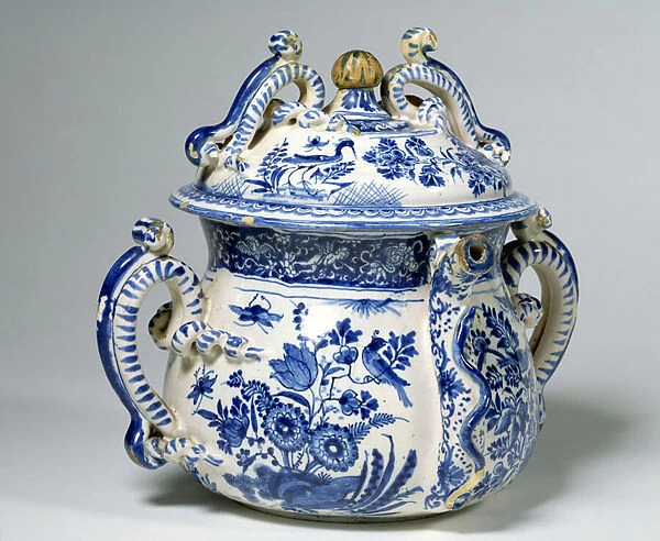 Delftware posset pot and cover (ceramic)