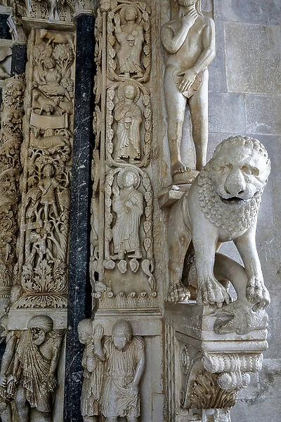Details of the portal of the Cathedral of St. Lawrence in Trogir (photo)