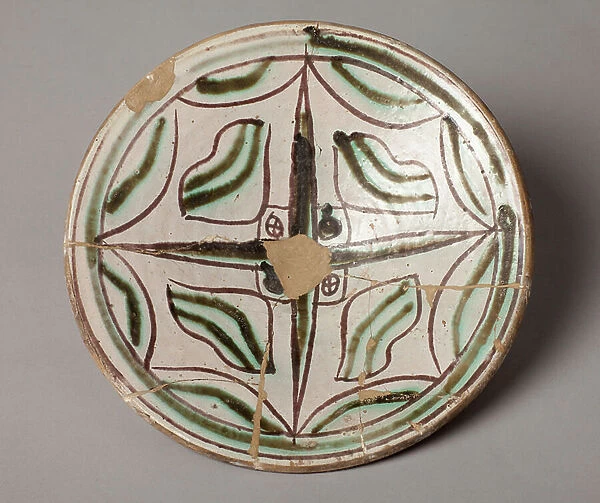 A dish. Ceramic work. Polychrome decoration. Second half 14th - begin 15th century. Museum inventory no: 1291