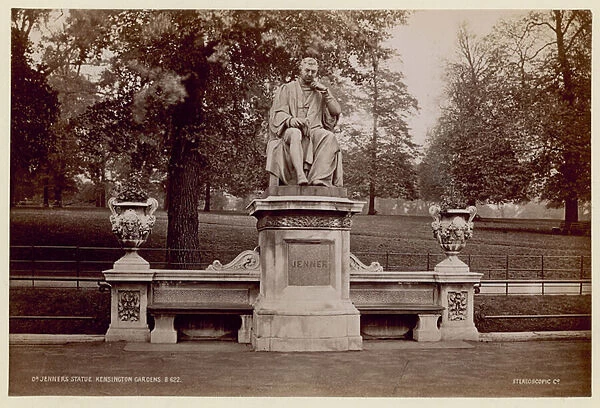 Dr Jenners Statue in Kensington Gardens (photo)