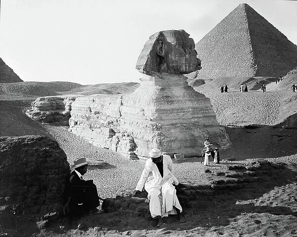 Egypt, Cairo: Cook Cruise, Pyramid of Kheops (Cheops, Keops, Khufu, Khufu) to Guizeh (Guiseh, Giza, Giza) and the sphinx, tourists pose at the level of the undegagee legs of the sphinx, 1900