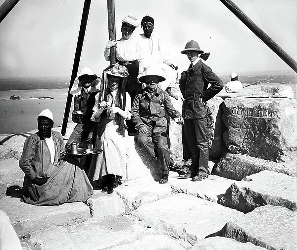 Egypt, Cairo: cruise on the Nile, tourists accompanied by their local guides are served the tea on the top of the pyramid of Kheops (Cheops, Keops, Khoufu, Khufu) to Guizeh (Guiseh, Giza, Giza), flooded Nile Valley, 1900