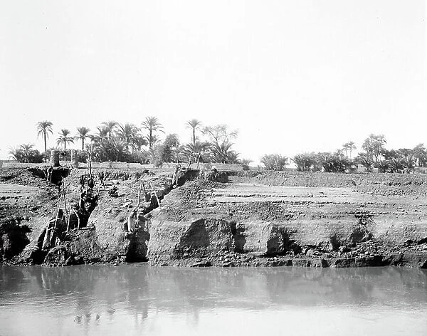 Egypt: Cook cruise on the Nile, on a bank, a noria with jugs, wooden swings and bits of string, 1900