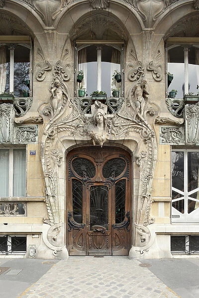 Entrance door to 29 avenue Rapp in the 7th arrondissement in Paris