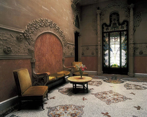 Entrance hall, Casa Nava (1901-1907), a Reus - DOMENECH I MONTANER, Lluis (1850-1923). Navas House. 1901-1907. SPAIN. Reus. Navas House. Hall or entrance hall with colonial or from Manila style couches. Modernism. Architecture