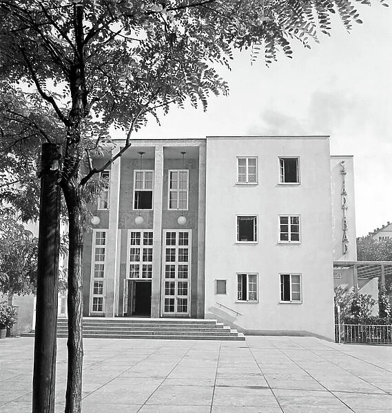 Entrance to the Stadtbad swimming pool in Chemnitz, Germany 1930s (b / w photo)