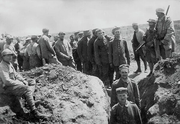 Evacuation of prisoners in the trenches on 2nd lin, in Somme (France) 1916