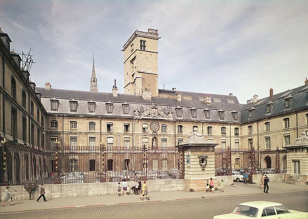Facade of the Hotel de Ville, the former Palais des Etats de Bourgogne (photo)