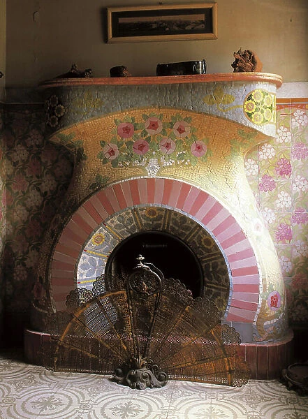 The fireplace of the music room, decoree of ceramic with floral motifs, from Casa Navas (1901-1907), a Reus - DOMENECH I MONTANER, Lluis (1850-1923). Navas House. 1901-1907. SPAIN. Reus. Navas House