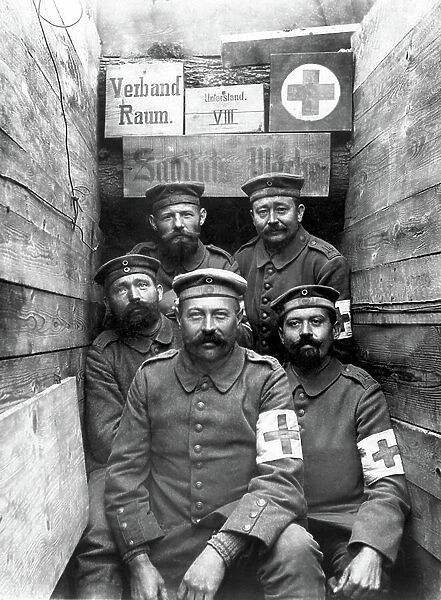 First World War (1914-1918): Red Cross doctors in a trench