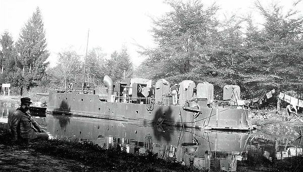 First World War: France, Champagne-Ardenne, Marne (51), Sept-Saulx: gunner on the canal, animated view with soldiers and sailors vacant in their daily occupations, 1914