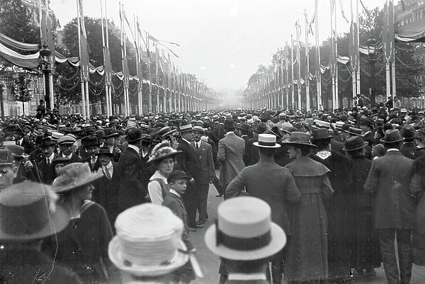 First World War: France, Ile-de-France, Paris (75): July 14, 1919, the crowd place de la Concorde, commemoration of victory, 1919