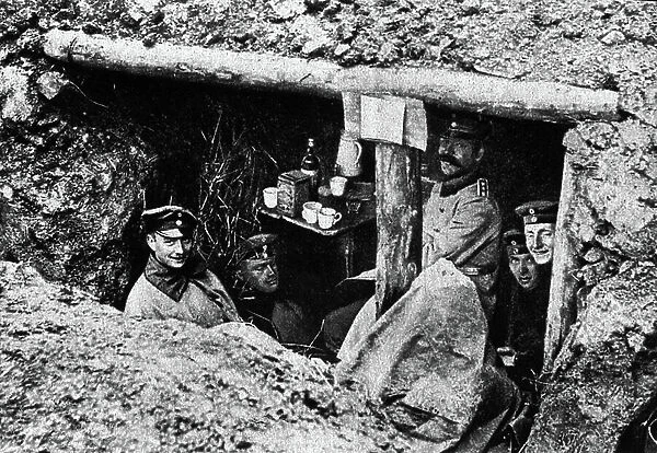 First World War: German soldiers drinking coffee and liqueurs in a trench in 1914