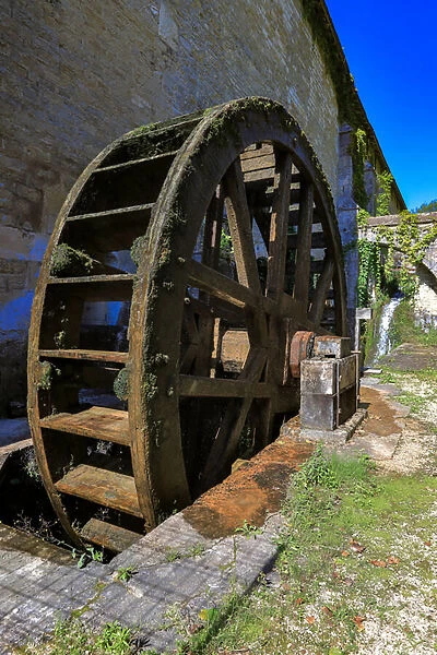 Fontenay Abbey. Water mill wheel of the trip hammer (photography)