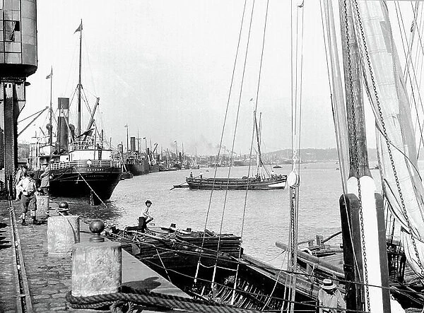 France, Aquitaine, Gironde (33), Bordeaux: the port, animated view, 1910 - boat: navard de liverpool