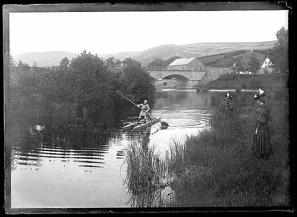 France, Aquitaine, Pyrenees-Atlantiques (64): children play on and around a river, 1 child bows on a boat with 2 floats, 1895