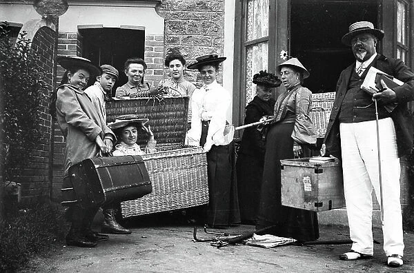 France, Brittany, Ille-et-Vilaine (35), Saint-Lunaire (Saint Lunaire): August 1903, preparation for the return with wicker luggage and souvenirs, the end of the holidays, 1903