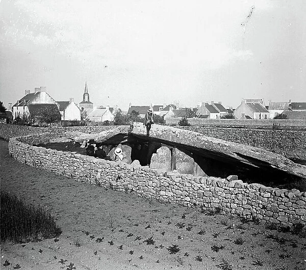 France, Brittany, Morbihan (56), Locmariaquer: dolmen de Mane-Lud (tumulus du Mane Lud) surrounded by houses and a stone wall, 1918