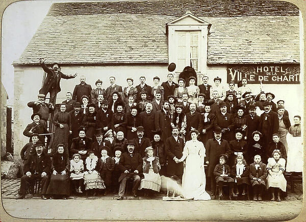 France, Centre, Eure-et-Loir (28), Chartres: A wedding group in front of the hotel in Chartres, 1900 - City hotel Chartres