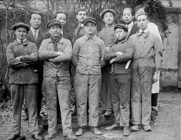 France, Centre, Indre-et-Loire (37), Blere: a group of workers of the Very factory accompanied by a group of Indochinese, 1920