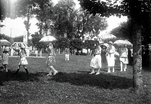 France, Centre, Indre-et-Loire (37): Young girls walk out with an umbrella decoree of flower, 1925