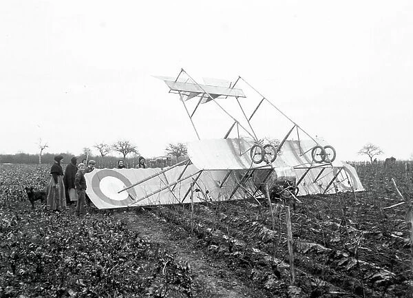 France, Centre, Indre-et-Loire (37), Sainte Maure de Touraine: a caudron biplane in a vineyard, 1915